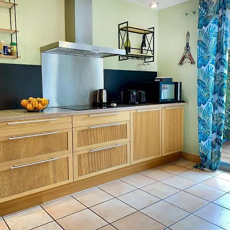 Reine Bow - Yourhosthelper טרוביל-סור-מאר