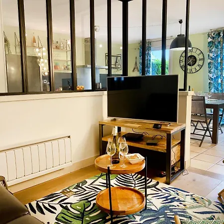 Reine Bow - Yourhosthelper Trouville-sur-Mer